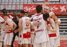 Ilincic y Arévalo se abrazan tras conseguir el ascenso en la fase celebrada en Gijón.