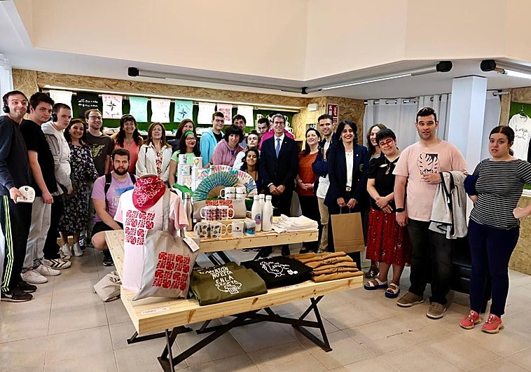 Usuarios y responsables de ARPA Autismo Rioja, junto a las autoridades en el centro ocupacional.