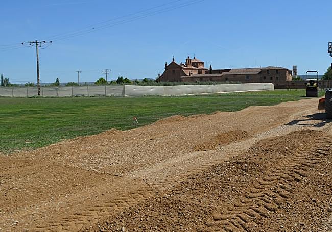 Preparativos del terreno en la nueva zona de acampada, junto a la carretera de Zaragoza.