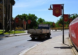 Las banderolas y lonas del festival ya pueden verse en las inmediaciones del recinto.