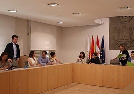 El portavoz popular, Jesús Rubio, y la alcaldesa, Rosa Herce, llegan ayer a la sesión de pleno ordinaria correspondiente al mes de mayo.
