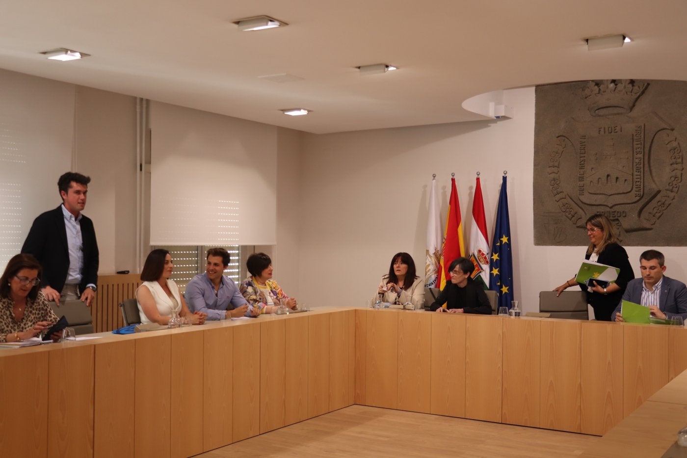 El portavoz popular, Jesús Rubio, y la alcaldesa, Rosa Herce, llegan ayer a la sesión de pleno ordinaria correspondiente al mes de mayo.