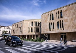 Vista de la fachada principal del nuevo centro de salud de La Villanueva, en la capital riojana.