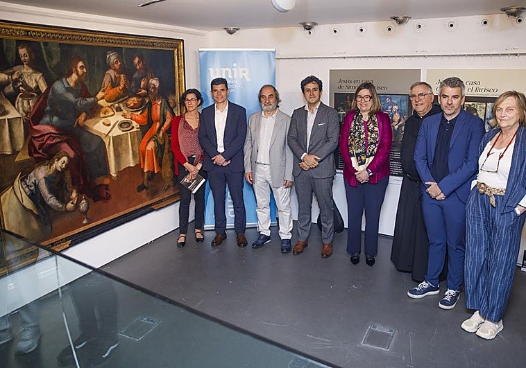 Foto de familia de los responsables del proyecto, ante el cuadro recién restaurado de Juan García de Riaño.