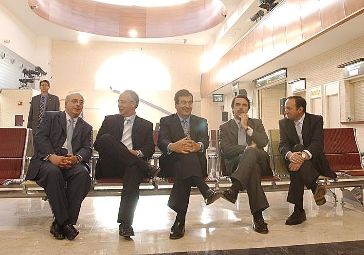 López San Miguel, Ceniceros, Álvarez Cascos, Aznar y Sanz Alonso, durante la inauguración del aeropuerto de Logroño-Agoncillo.