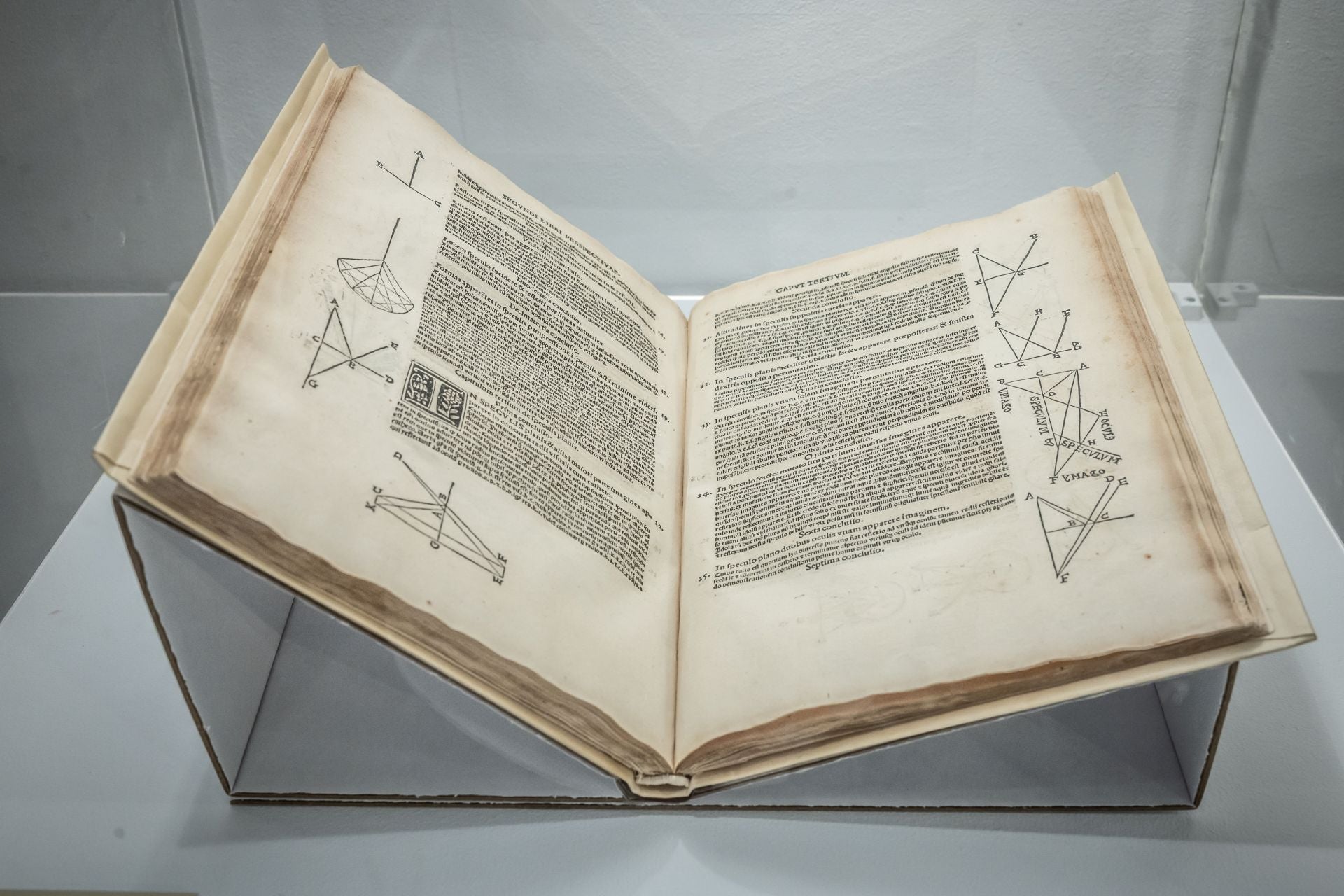 Libro sobre matemáticas de Pedro Ciruelo, publicado por Arnau Guillén de Brocar en 1526.