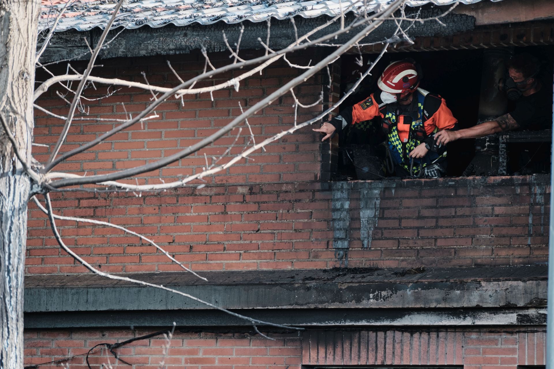 Un bombero observa los daños tras el incendio.