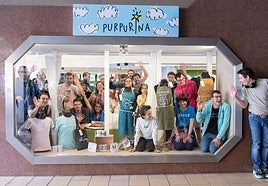 Usuarios de ARPA Autismo Rioja, en el escaparate de 'Purpurina', la tienda física de la asociación en la calle San Antón.