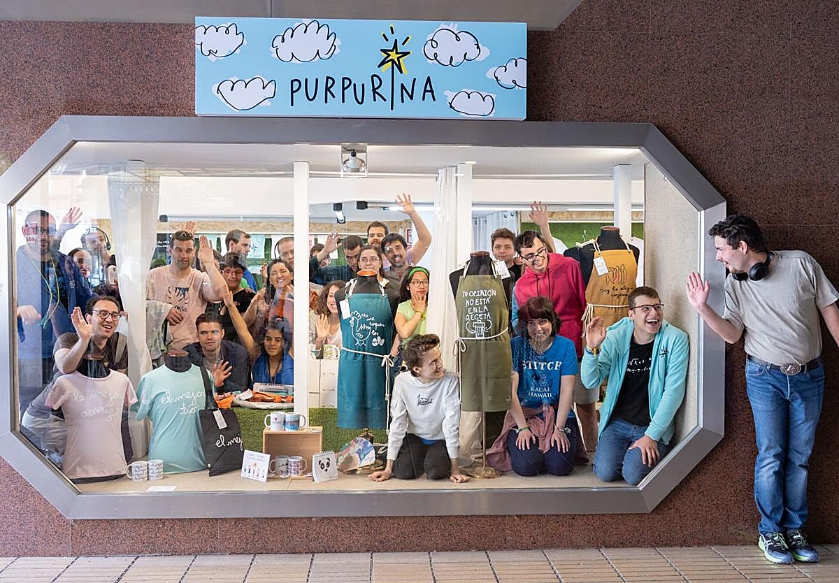 Usuarios de ARPA Autismo Rioja, en el escaparate de 'Purpurina', la tienda física de la asociación en la calle San Antón.