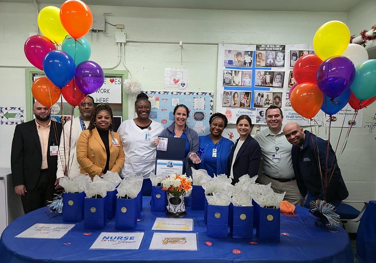 Raquel Santos, en el centro de la fotografía, junto a sus compañeros y responsables del hospital Jackson de Miami, en la entrega del reconocimiento a la mejor enfermera del año.