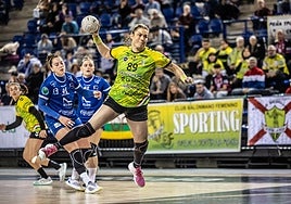 Silvia Ederra lanza a portería desde la posición de pivote en un partido de esta temporada.