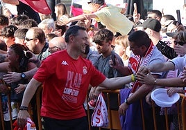 Llona saluda a los aficionados del club leonés durante las celebraciones tras el ascenso.