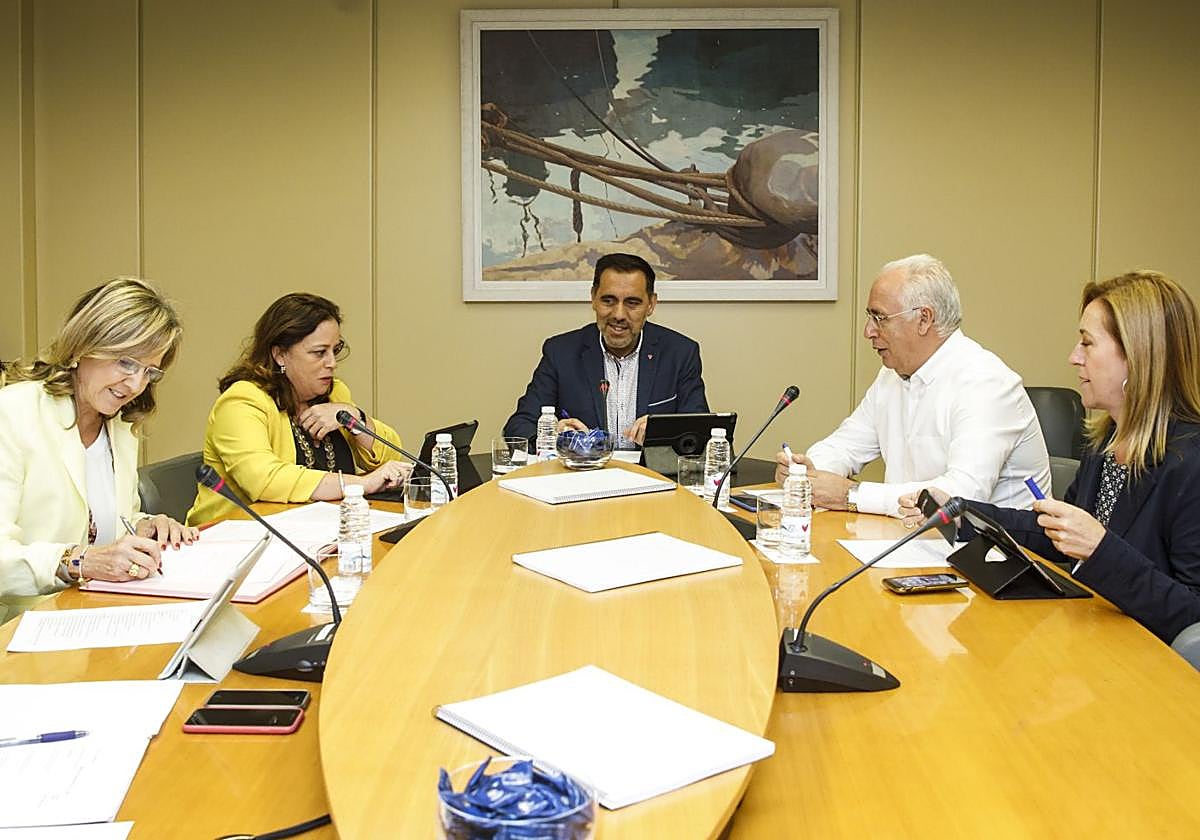 Mesa del Parlamento de La Rioja, durante la presidencia del socialista Jesús María García.
