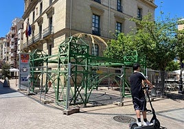 El arco de boj de San Bernabé ha empezado a montarse este mismo jueves por operarios del Parque Municipal de Servicios.