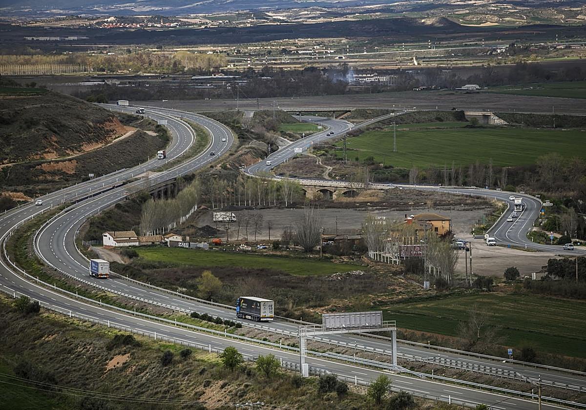 Varios camiones circulan por la autopista y la N-232.