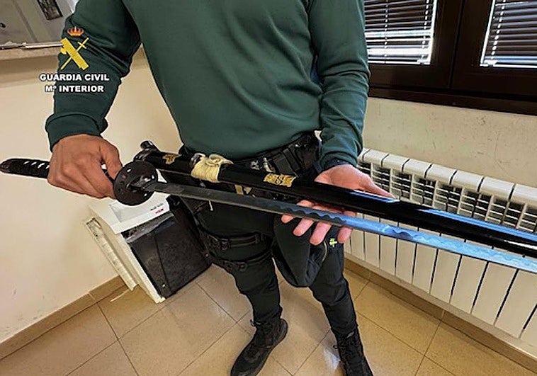Catana con la que el detenido se enfrentó a los agentes.
