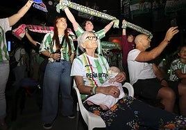 Varios aficionados del Betis, durante el partido de este miércoles