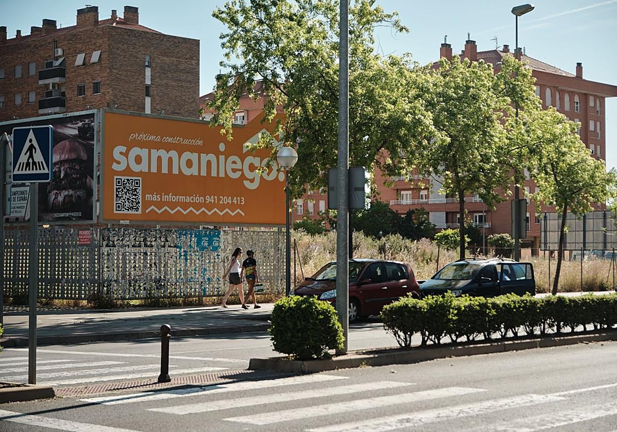 El cartel de la promoción que construirá Samaniego en el parque de los Picos de Urbión con Clavijo ya luce en la parcela.