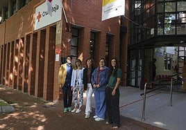Eugenio Marín, Divina Palacios, Mónica Uyarra, Marta Angulo y Eva Martínez Miranda posan ante la sede de Cruz Roja en Logroño.