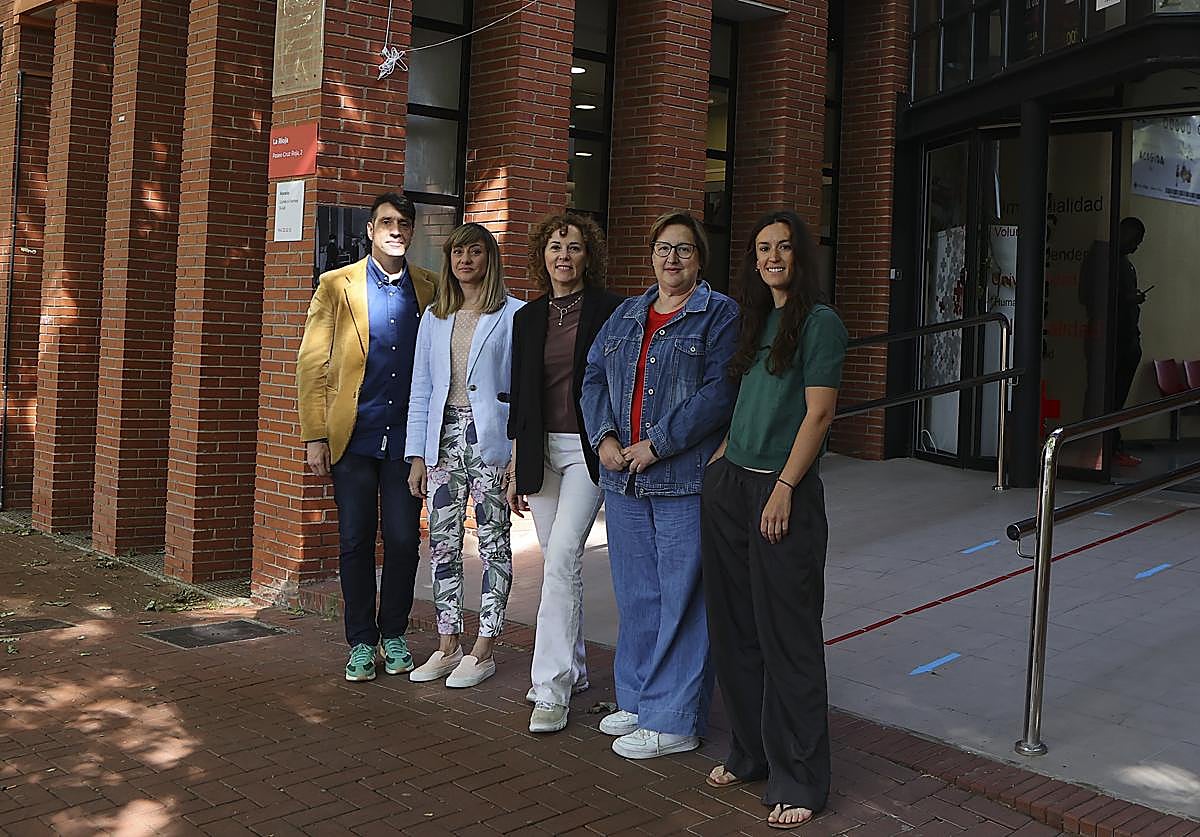 Eugenio Marín, Divina Palacios, Mónica Uyarra, Marta Angulo y Eva Martínez Miranda posan ante la sede de Cruz Roja en Logroño.