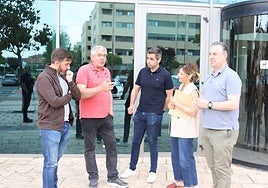 La alcaldesa junto a algunos concejales en las instalaciones de las piscinas climatizadas de Haro.