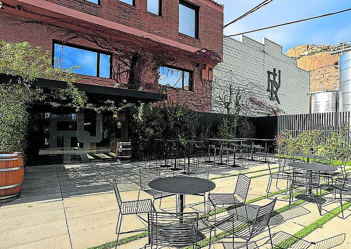 Imagen secundaria 1 - Terraza de Faustino Rivero Ulecia, arriba; la nueva de Martínez Lacuesta y la de Contino.