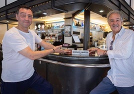 Víctor Manuel Riera y Francisco Martínez Bergés señalan la zona reservada a camareros del bar Ópera de Logroño.