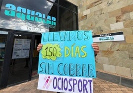 Los trabajadores de Ocio Sport en el complejo Aqualar de Lardero llevan 150 días sin cobrar.