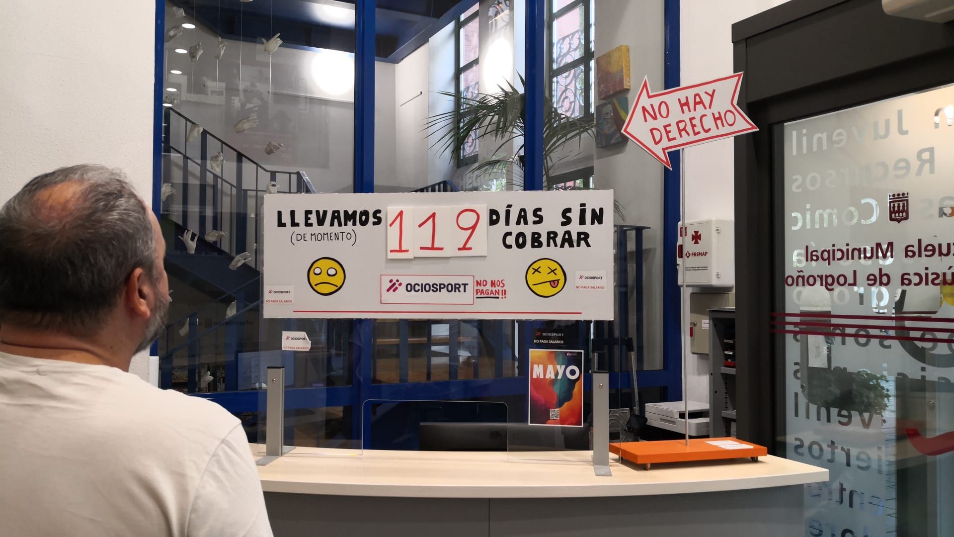 Un usuario observa el cartel de protesta en La Gota de Leche de Logroño.