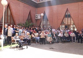 El último momento del proyecto se produjo a lo largo de la mañana del miércoles, cuando alumnos y mayores compartieron los platos de su recetario.