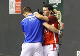 Artola y Altuna se saludan tras la semifinal del Manomanista de la pasada edición.