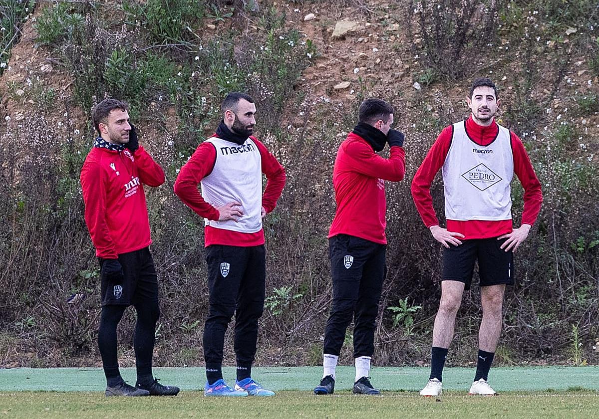 Pablo Bobadilla, a la derecha, en un entrenamiento de la UD Logroñés.