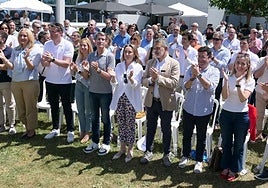 Capellán, Gamarra y Escobar, en el centro, junto a otros miembros del partido, en el acto celebrado en el Adarraga.