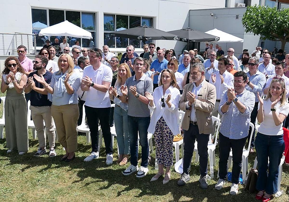 Capellán, Gamarra y Escobar, en el centro, junto a otros miembros del partido, en el acto celebrado en el Adarraga.