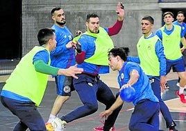 Oriol Zarzuela avanza con el balón en un entrenamiento del Ciudad de Logroño en el Palacio.