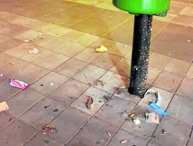 Papeleras a rebosar, crítica de hoy en La Guindilla.