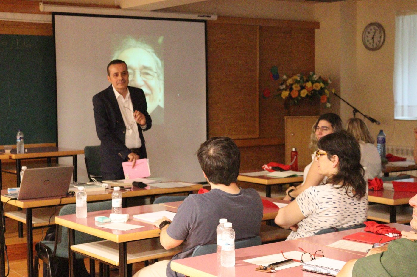 Carlos Fidalgo escucha a uno de los alumnos del II Retiro de Creación Literaria en el centro 'Ain Karin', de Haro.