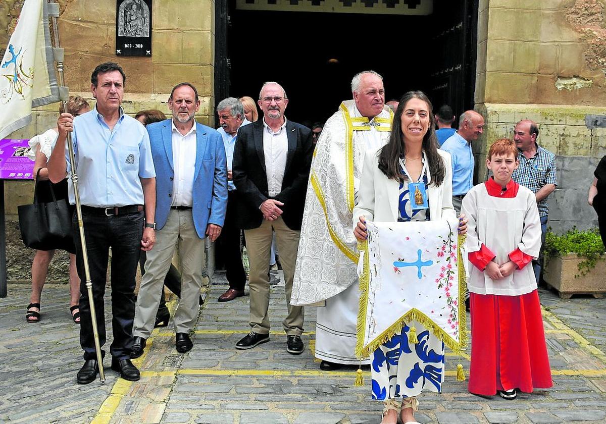 Sara López, con su bandera.