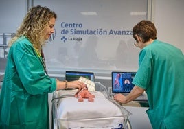 Dos sanitarias se ejercitan con 'Paul', el neonato simulado, que costó 60.000 euros