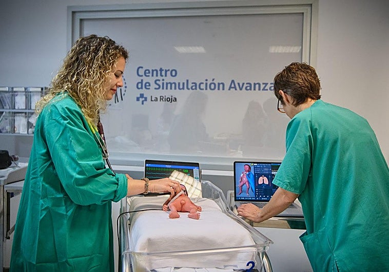 Dos sanitarias se ejercitan con 'Paul', el neonato simulado, que costó 60.000 euros