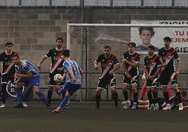 El local De Miguel bota una falta desde la frontal del área del Varea.