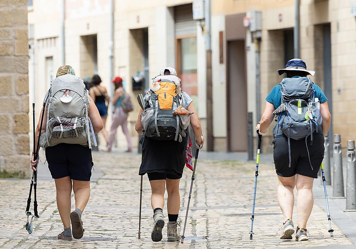 Varias peregrinas a su paso por Logroño, en una de las calles del Casco Antiguo.