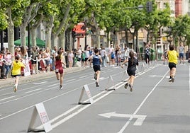 Una de las series del 100 Popular, en la que participaron los atletas más jóvenes.