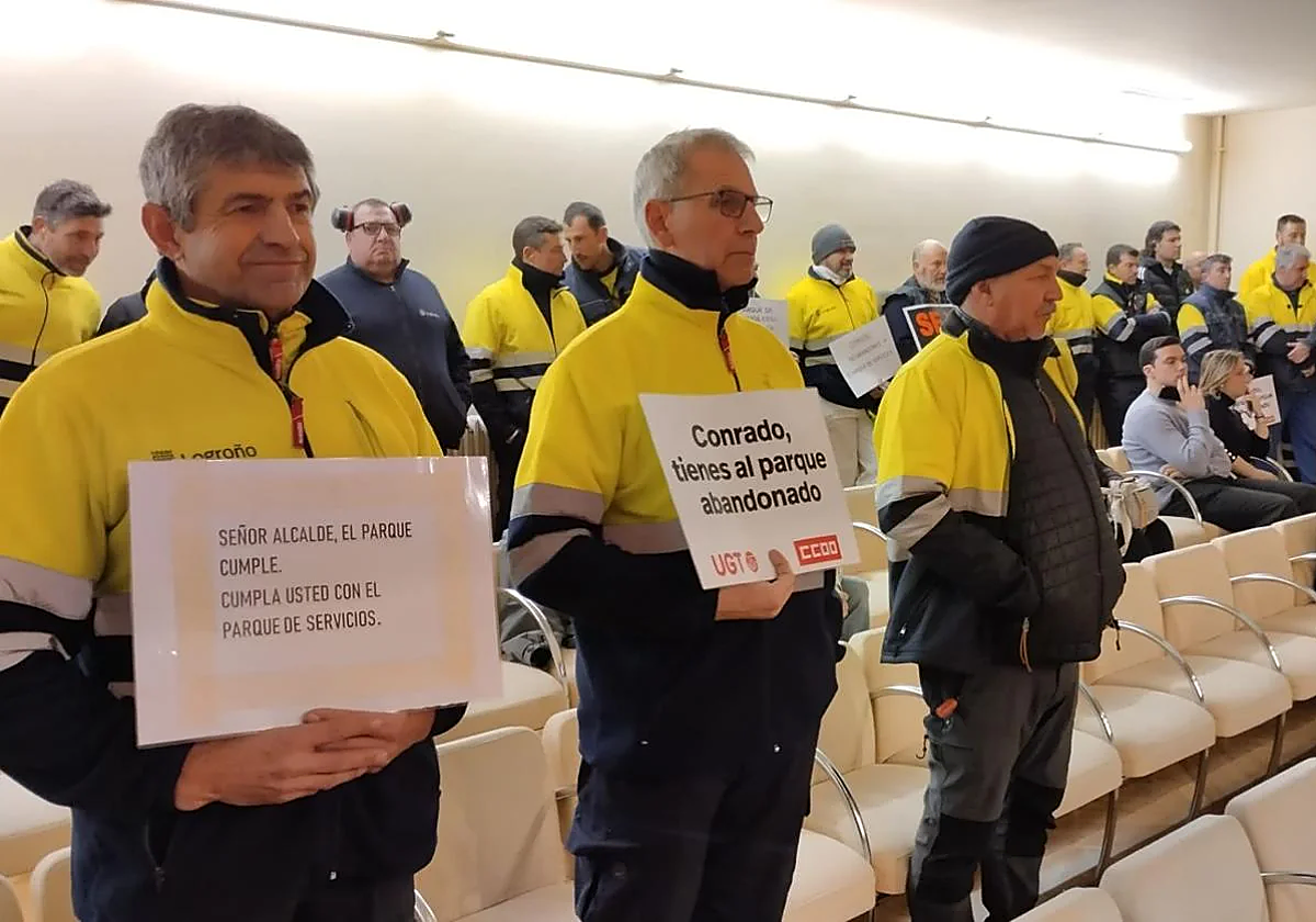Protesta de empleados del Parque de Servicios en un pleno municipal.