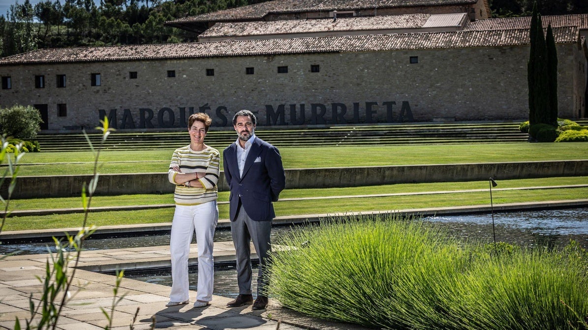 María Vargas y Vicente Cebrián-Sagarriga, en los exteriores de la bodega, con el Castillo de Igay al fondo.