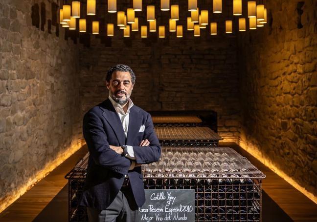 Vicente Cebrián-Sagarriga posa en el botellero de la cúpula junto a Castillo de Igay 2010, mejor vino del mundo.