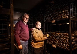 Emilio Sojo y Felipe Nalda rescatan una botella de Monte Real de 1964