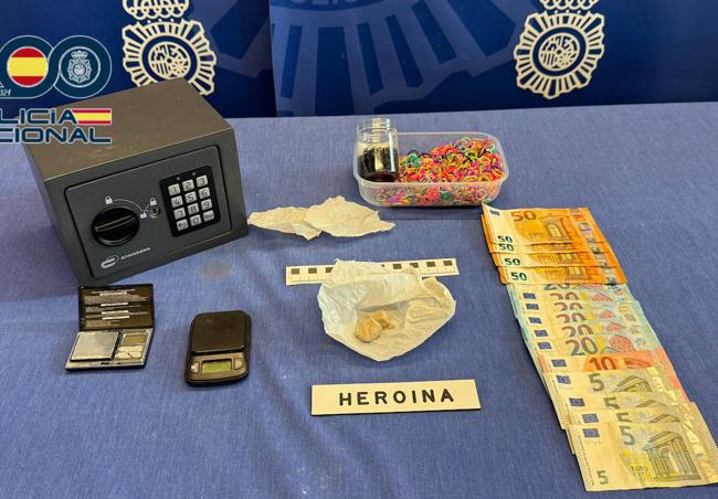 Materiales, droga y dinero intervenidos por la Policía Nacional.
