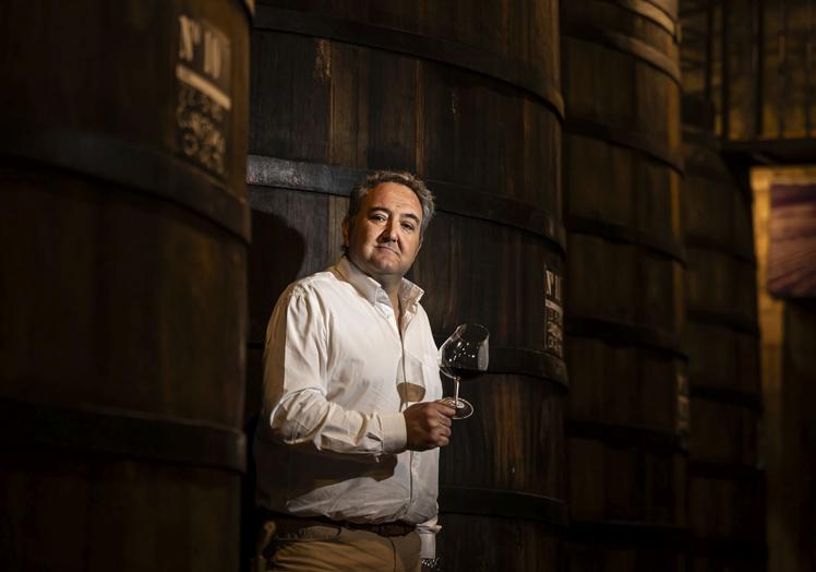 Isaac Muga, en una sala de tinas de la bodega de Haro.