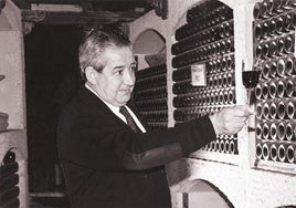 Isacín Muga, padre de Isaac, catando uno de los primeros Prado Enea.
